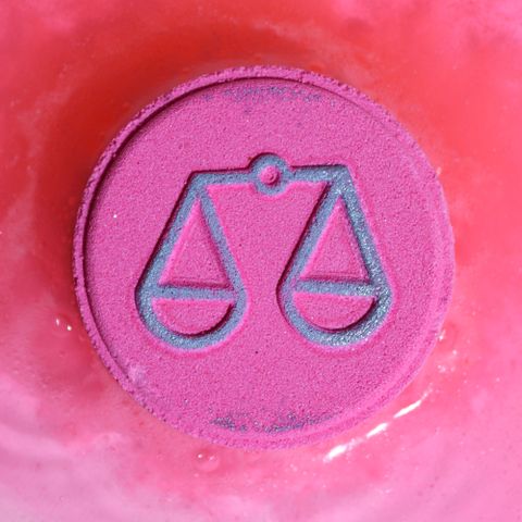 Libra Zodiac Bath Fizzers With Horoscope - Set of 2 x 150g - Bath & Soak